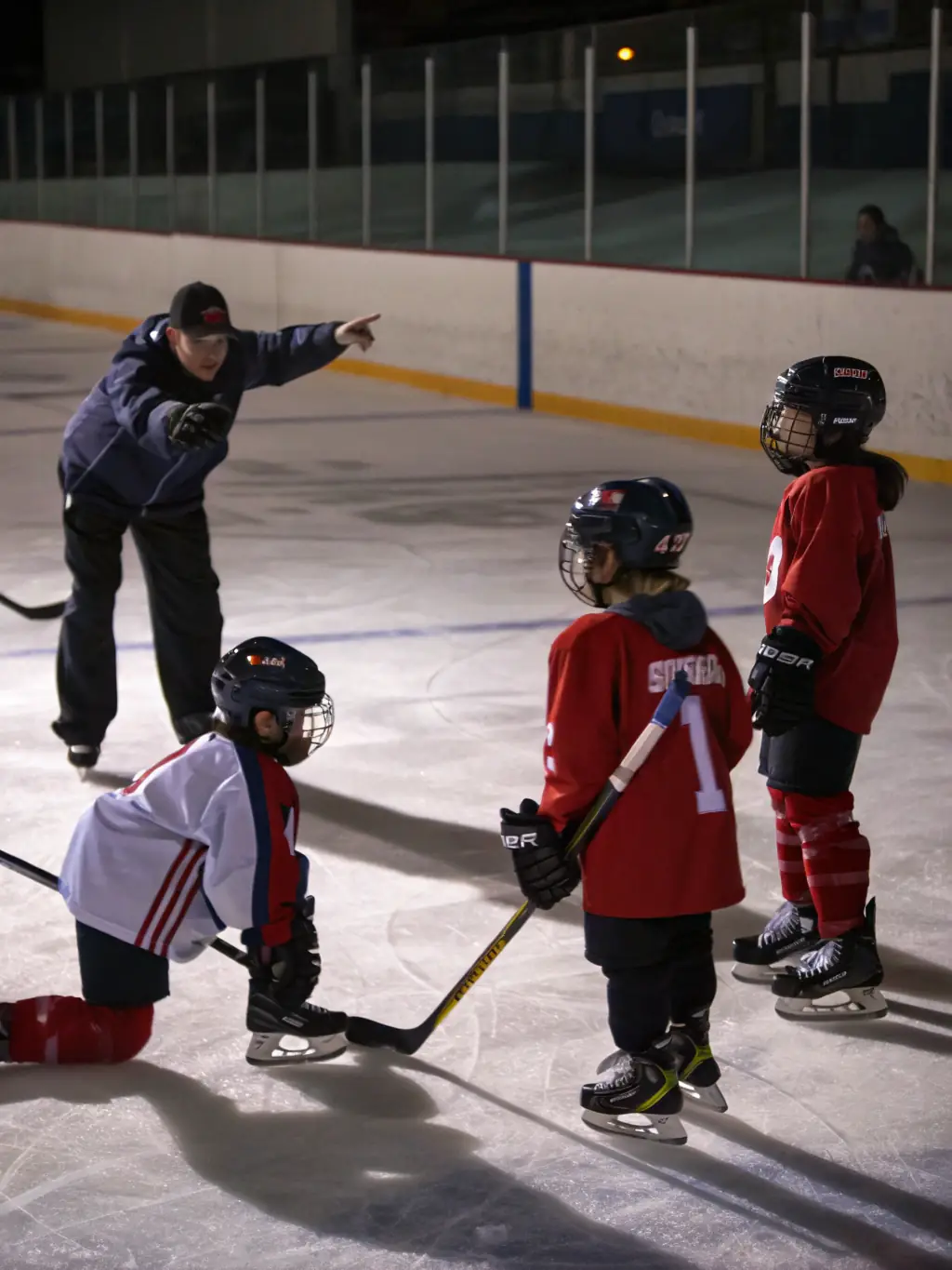 Action shot of young children participating in a beginner ice hockey training session at Meudon Hockey Club, showcasing fun and engagement.